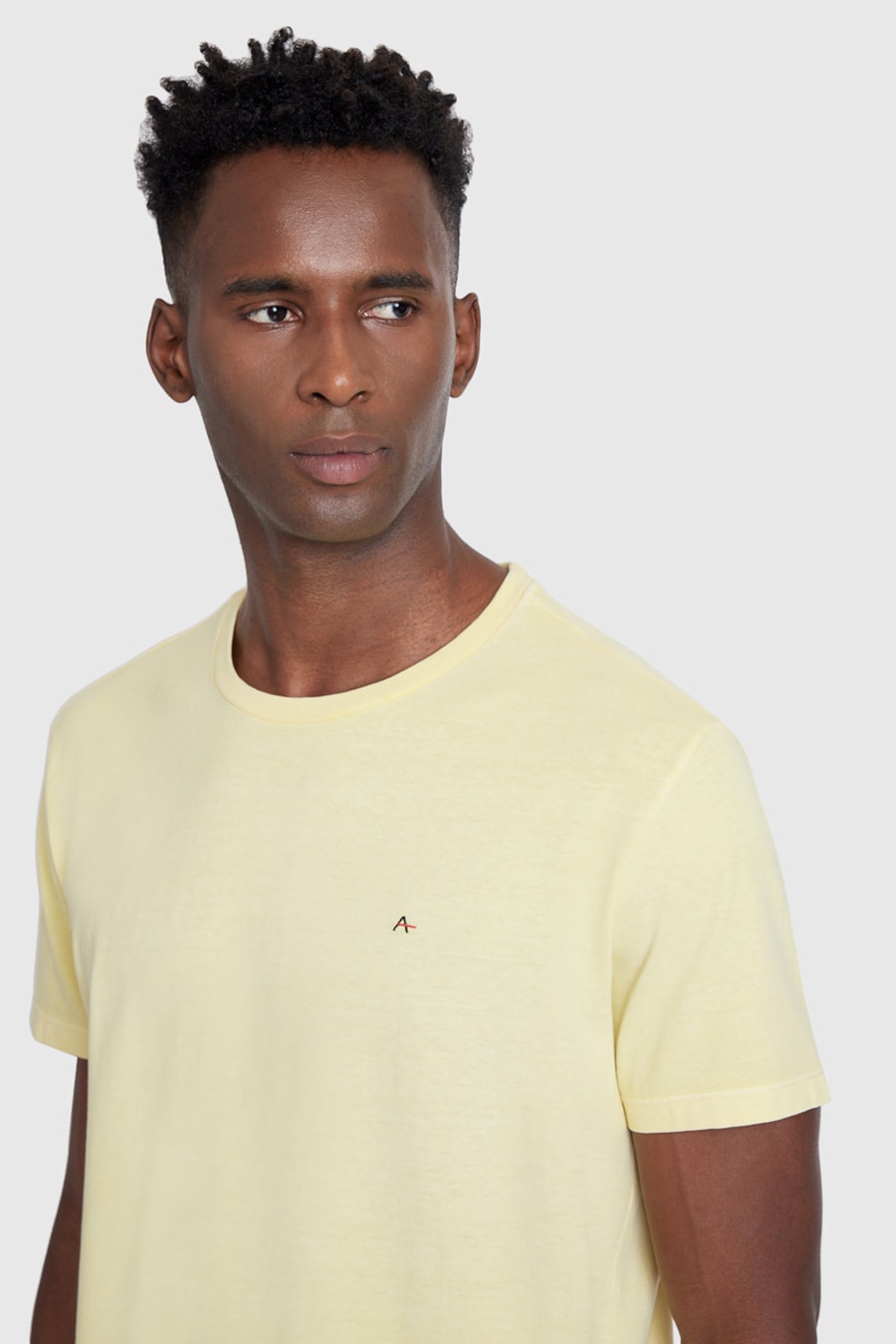 Camiseta Manga Curta Básica Bordado Amarelo Claro — foto 1 de 2
