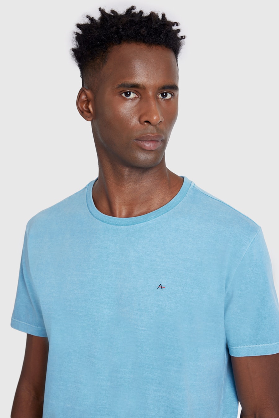 Camiseta Manga Curta Básica Bordado Azul Claro — foto 1 de 2