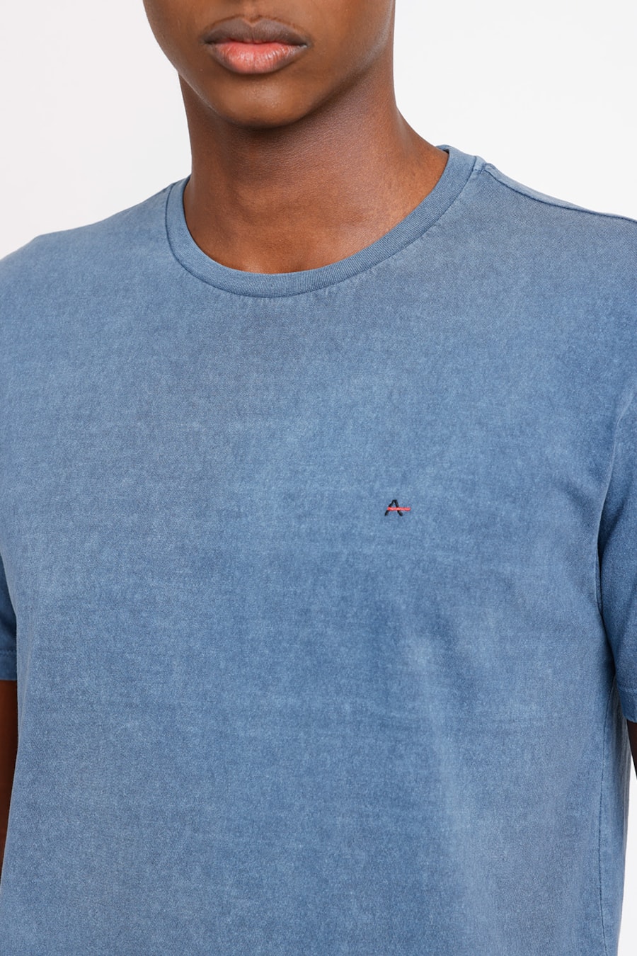 Camiseta Manga Curta Básica Bordado Azul Escuro — foto 1 de 2