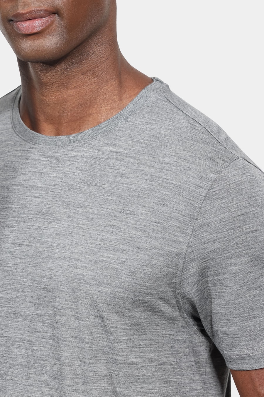 Camiseta Manga Curta Básica Com Gola v Cinza Mescla — foto 3 de 4