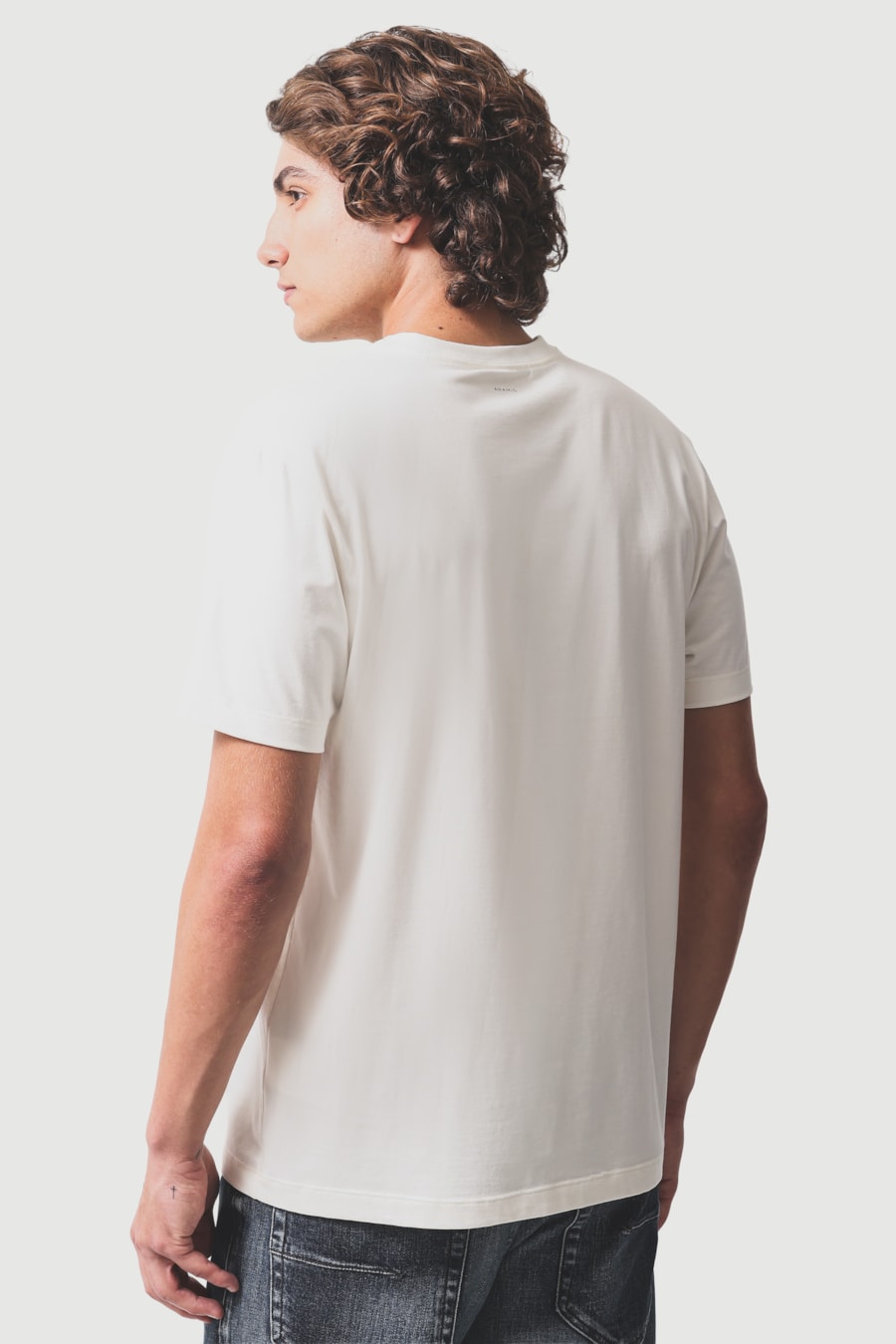 Camiseta Manga Curta Básica Comfort+ Off White — foto 4 de 5