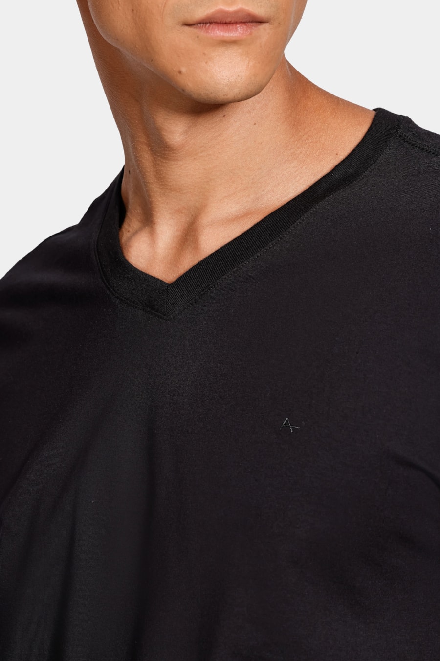 Camiseta  Manga Curta Básica Gola v Preto — foto 3 de 5