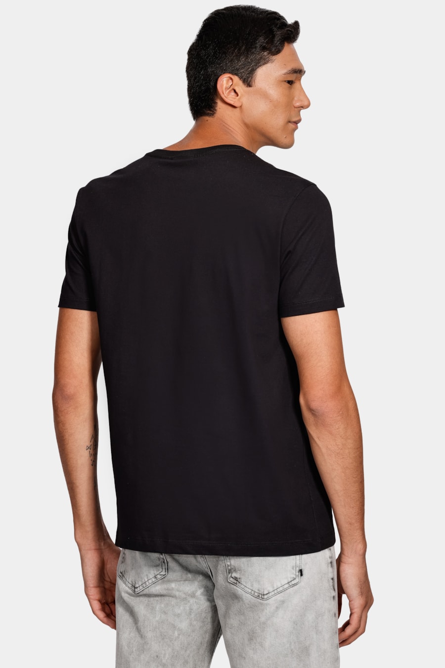 Camiseta  Manga Curta Básica Gola v Preto — foto 4 de 5