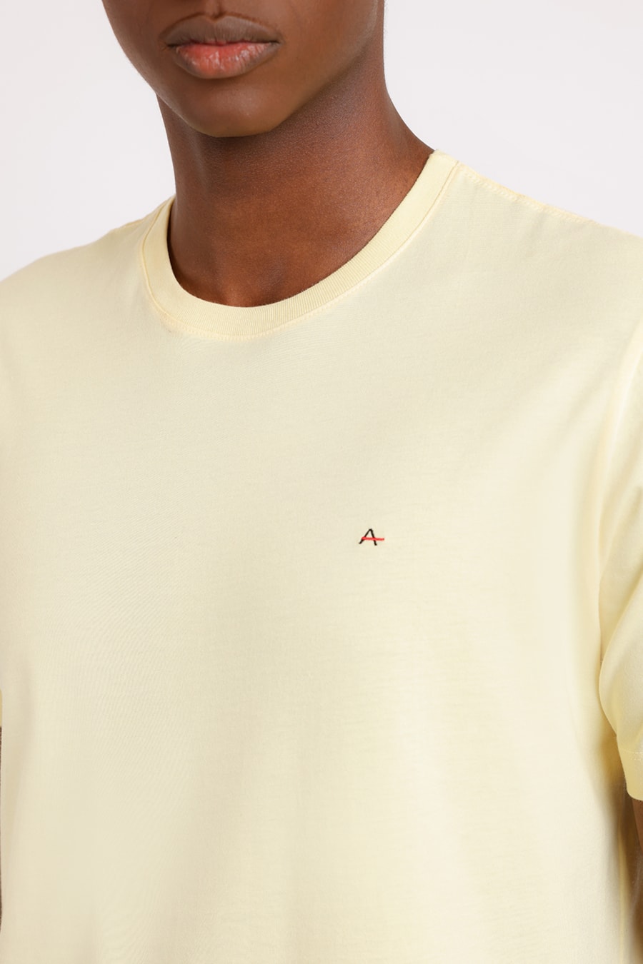 Camiseta Manga Curta Bordado Amarelo — foto 3 de 4