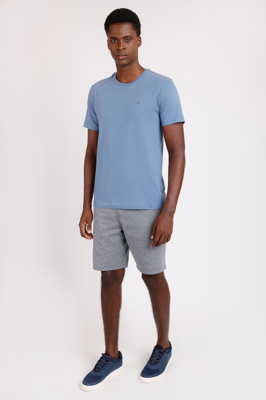 Camiseta Manga Curta Bordado Azul Claro — foto 2 de 4