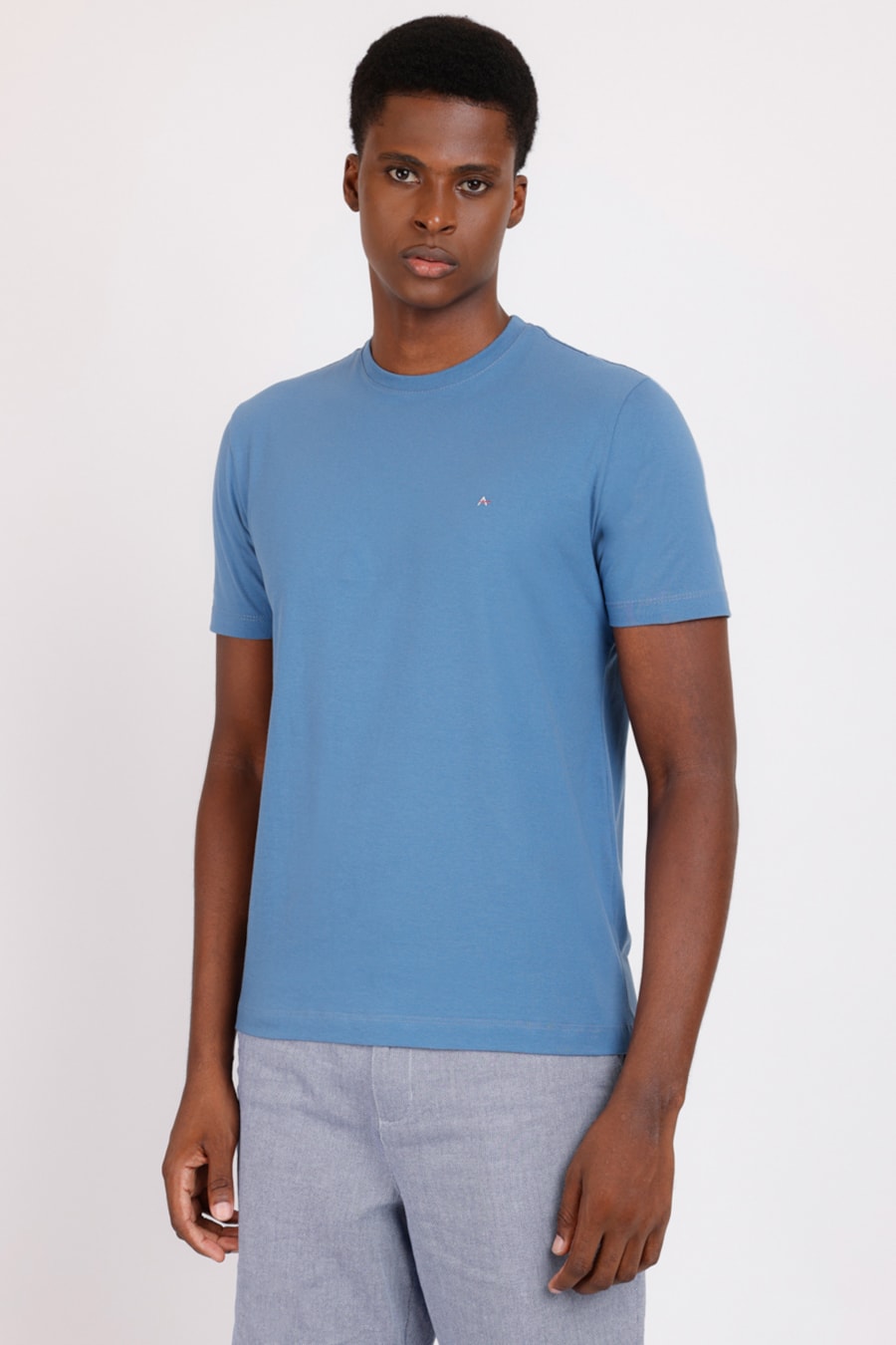 Camiseta Manga Curta Bordado Azul Médio — foto 1 de 4