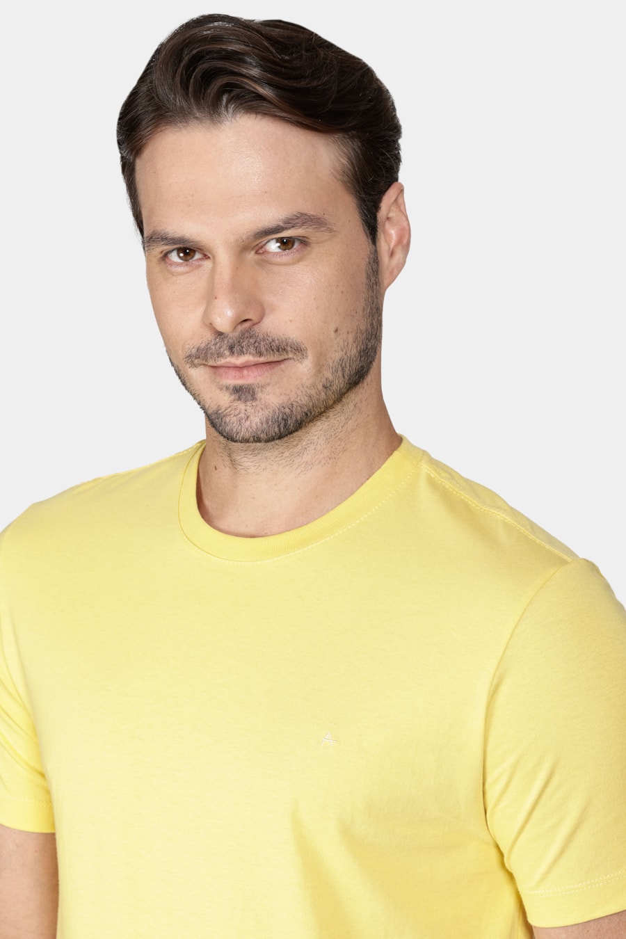 Camiseta Manga Curta Bordado Básica Amarelo Claro — foto 3 de 5