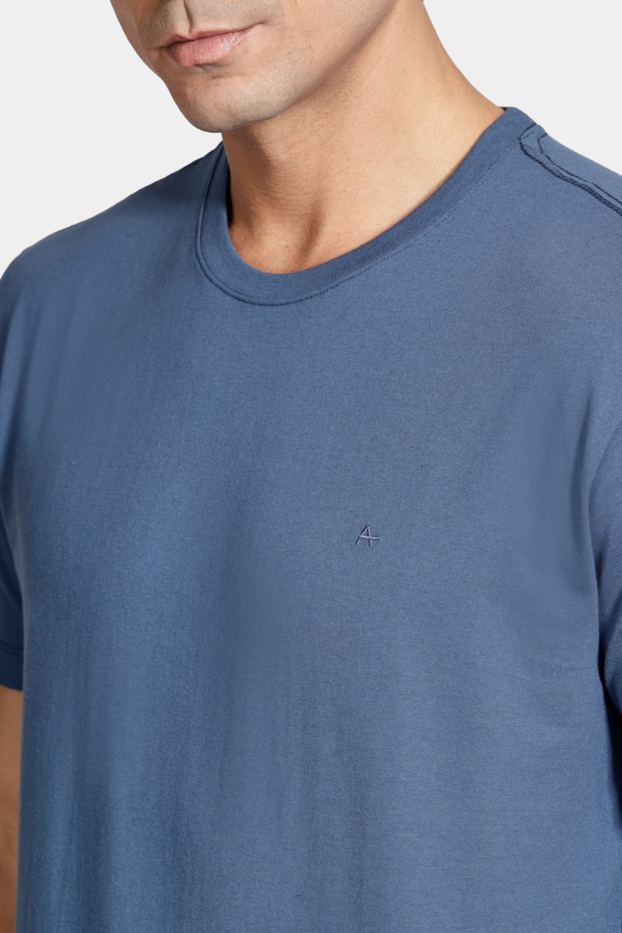 Camiseta Manga Curta Bordado Básica Azul Jeans — foto 3 de 5