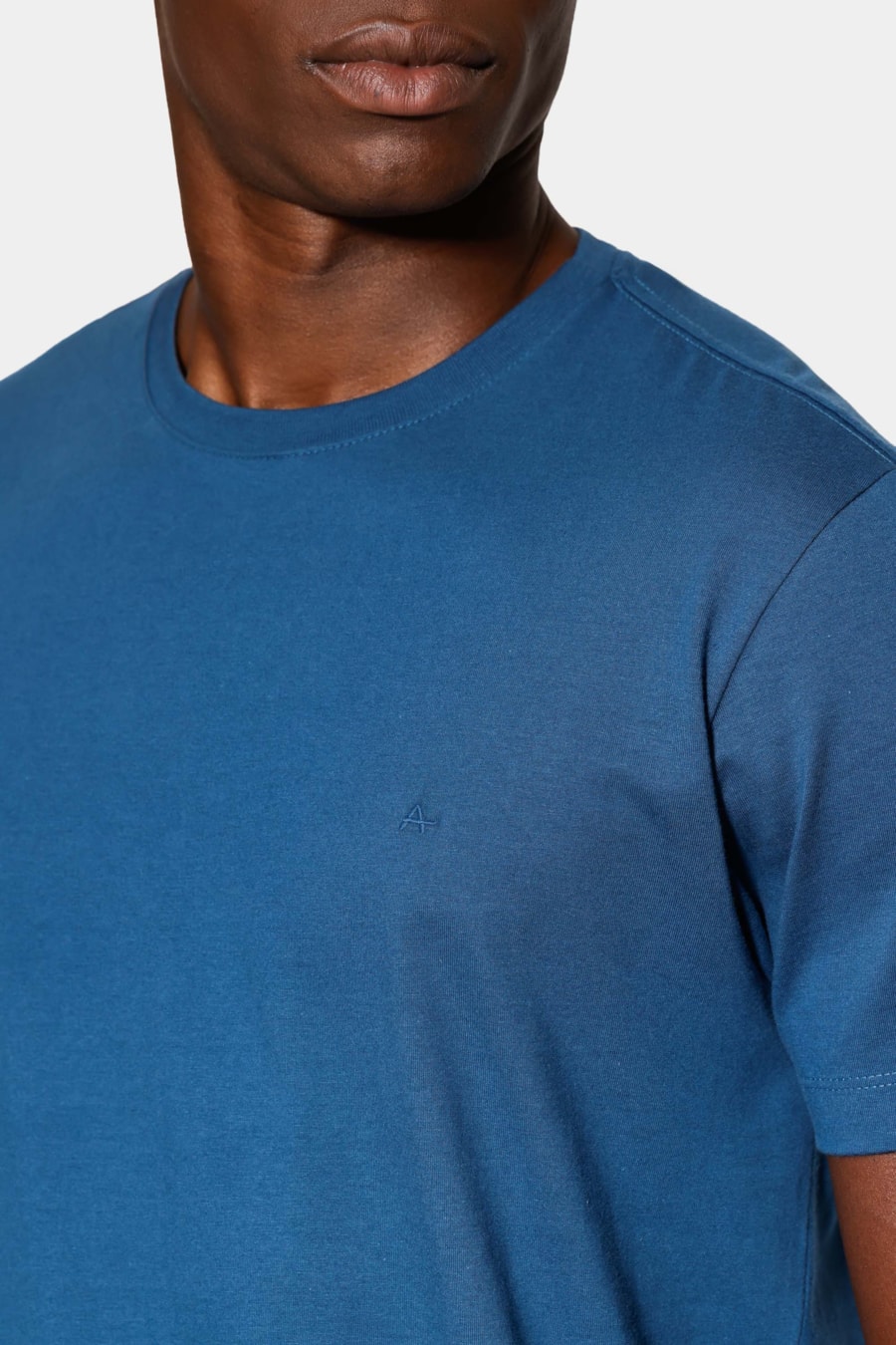 Camiseta Manga Curta Bordado Básica Azul Petroleo — foto 3 de 5