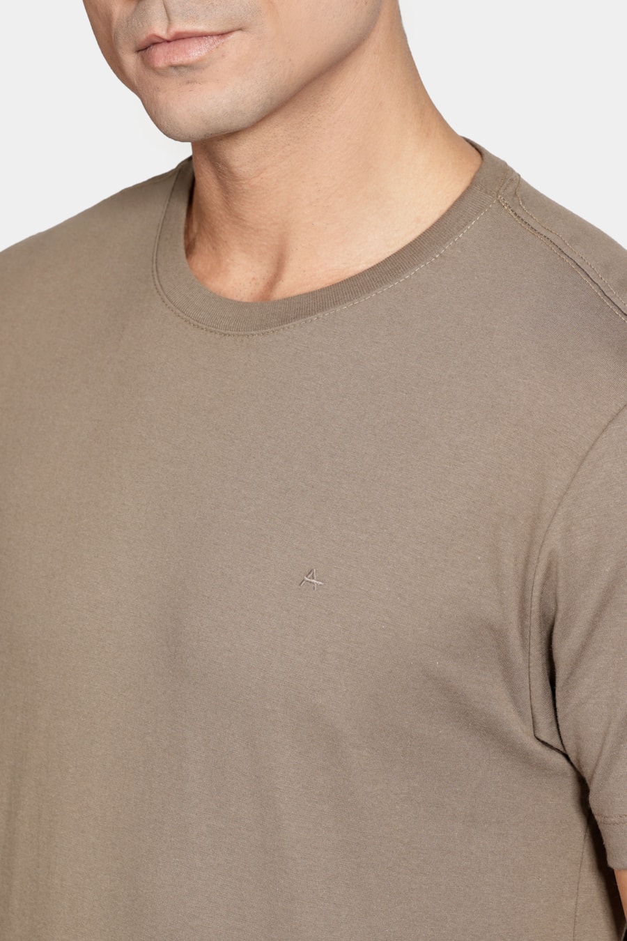 Camiseta Manga Curta Bordado Básica Castor — foto 3 de 5