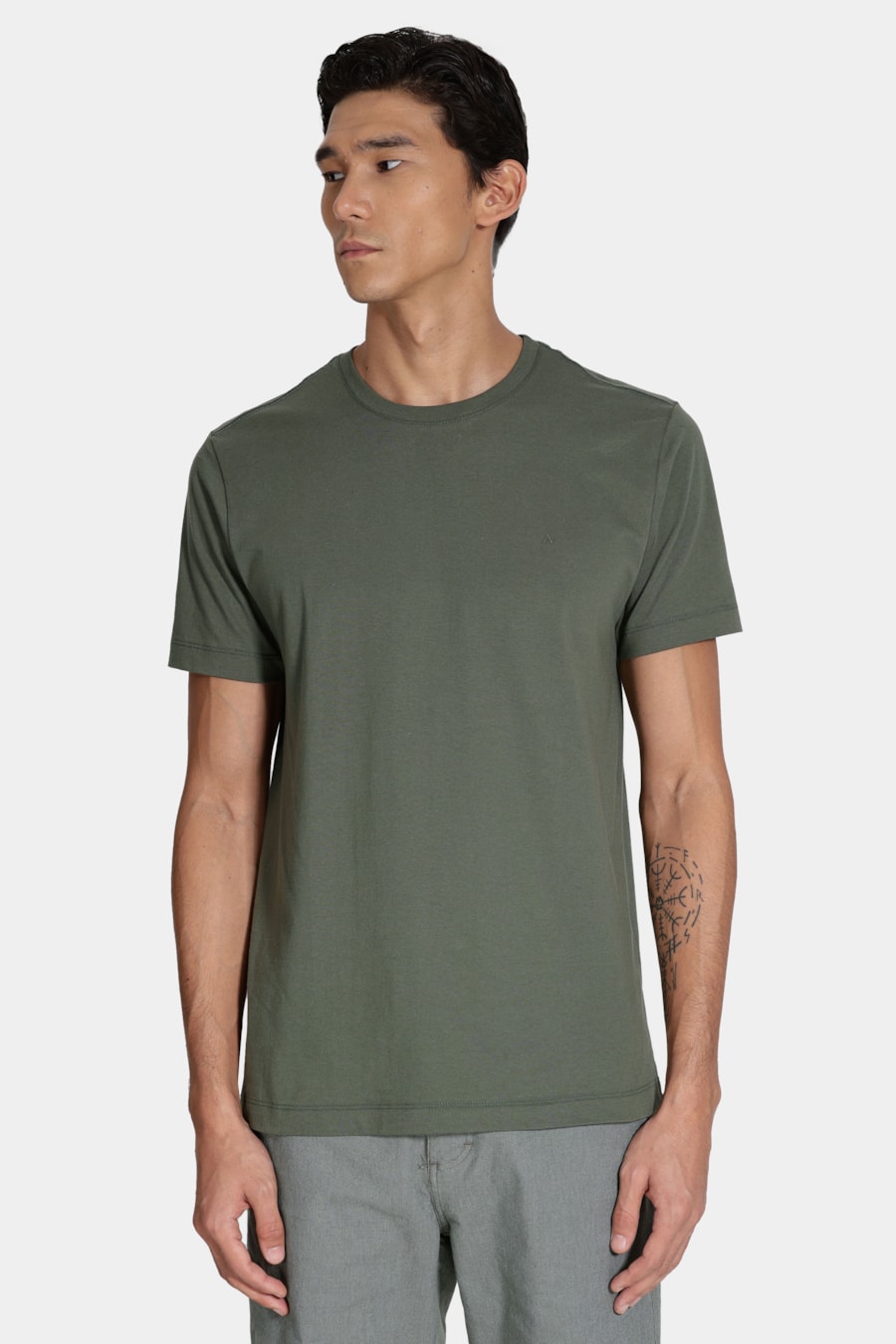 Camiseta Manga Curta Bordado Básica Verde Folha — foto 1 de 5