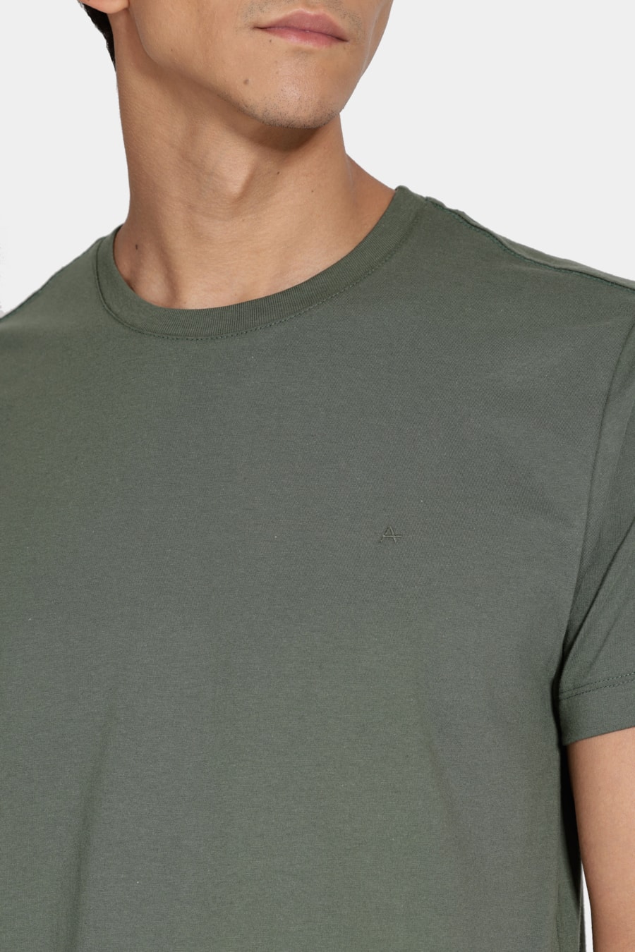 Camiseta Manga Curta Bordado Básica Verde Folha — foto 3 de 5