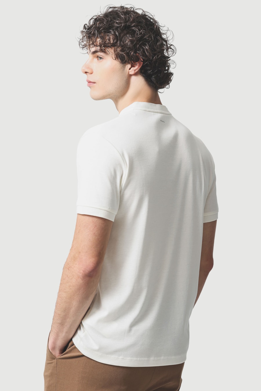 Camiseta Manga Curta Botão Rib Algodão Pima Off White — foto 4 de 5
