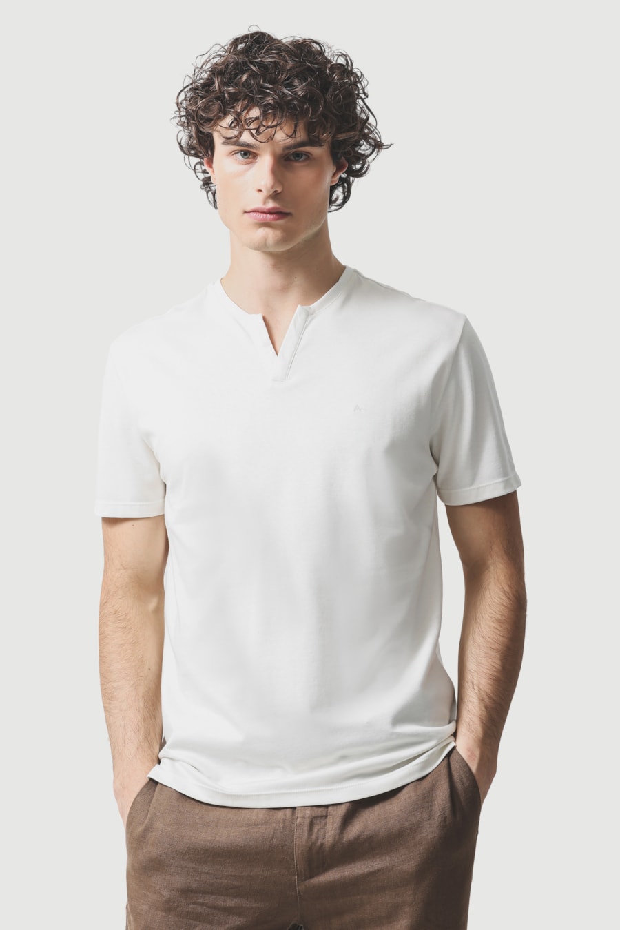 Camiseta Manga Curta Com Detalhe No Decote Off White — foto 1 de 5