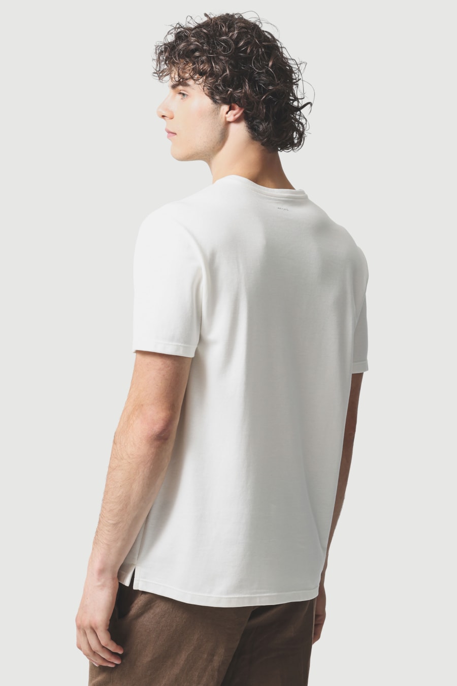 Camiseta Manga Curta Com Detalhe No Decote Off White — foto 4 de 5