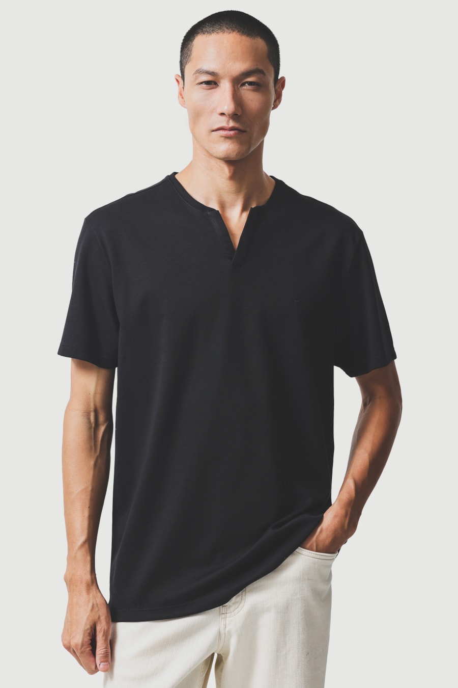 Camiseta Manga Curta Com Detalhe No Decote Preto — foto 1 de 5