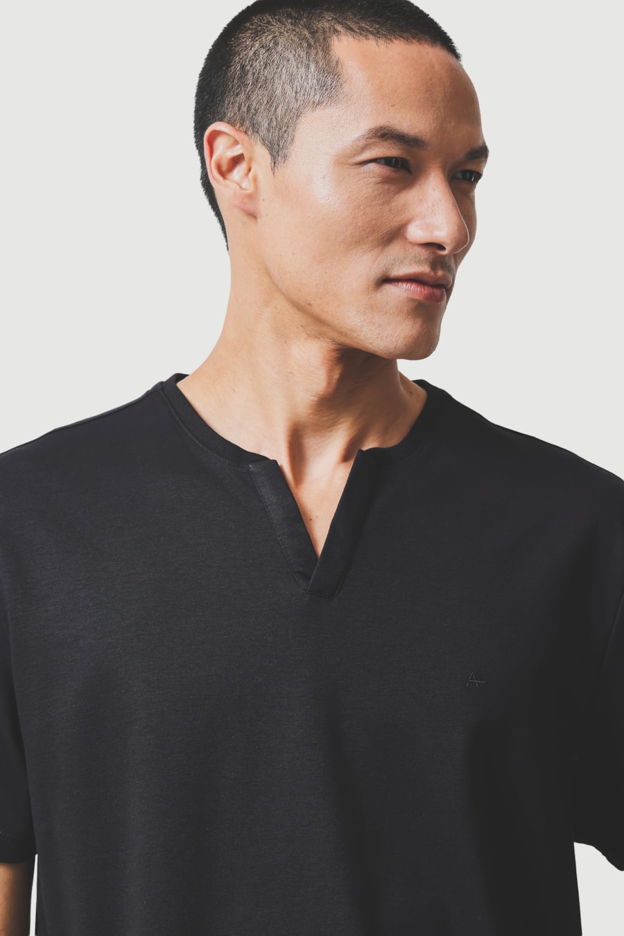 Camiseta Manga Curta Com Detalhe No Decote Preto — foto 3 de 5