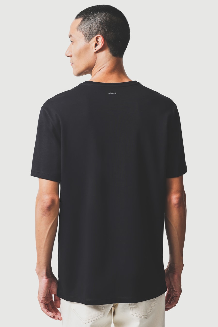 Camiseta Manga Curta Com Detalhe No Decote Preto — foto 4 de 5