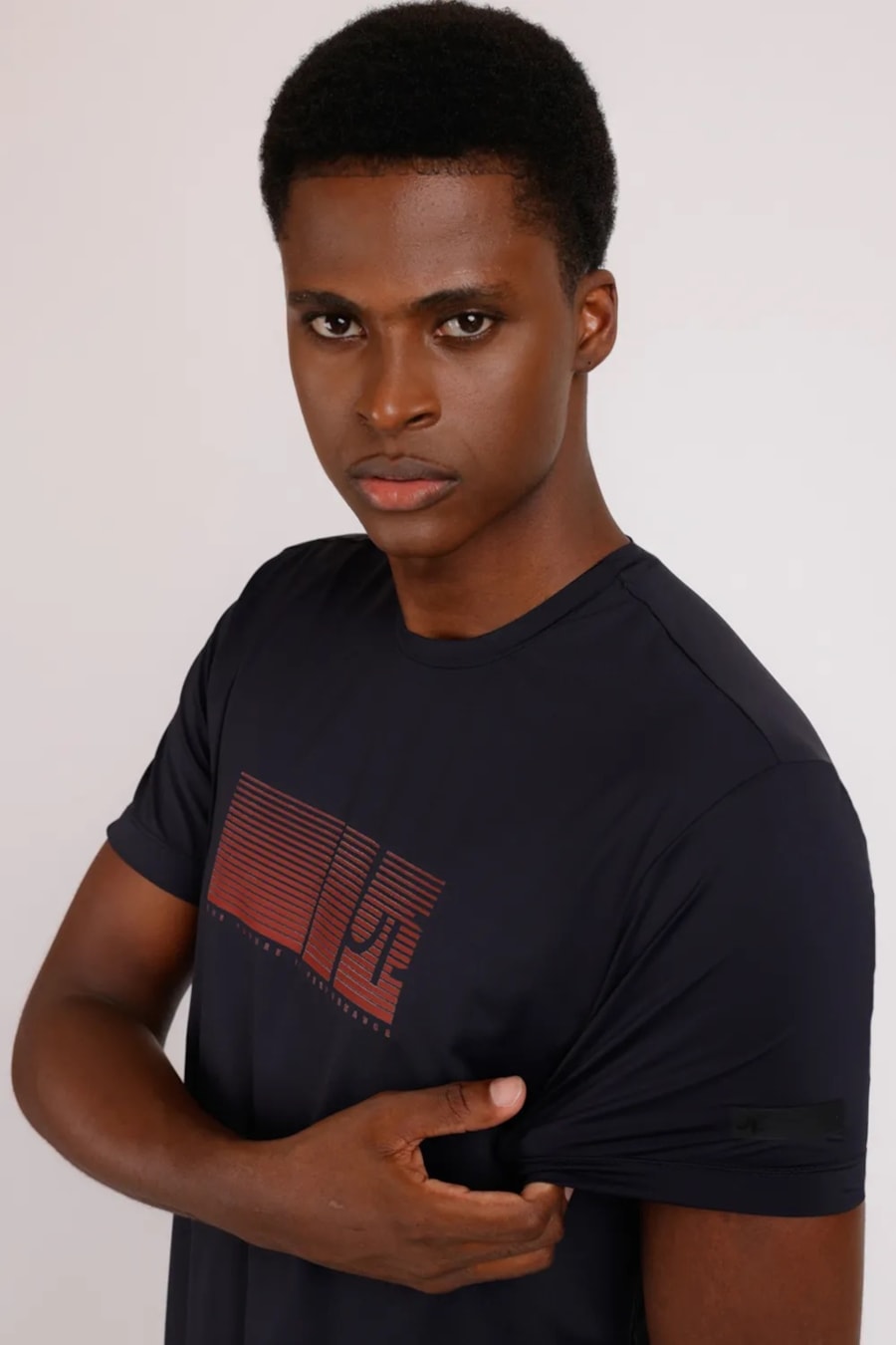 Camiseta Manga Curta em Estampa Geométrica Preto — foto 3 de 5