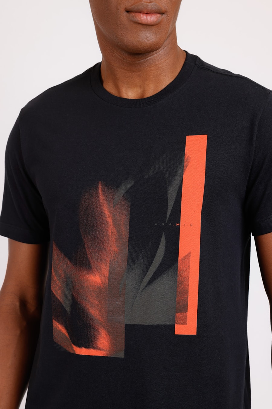 Camiseta Manga Curta Estampa Flor Fragmentos Preto — foto 1 de 2
