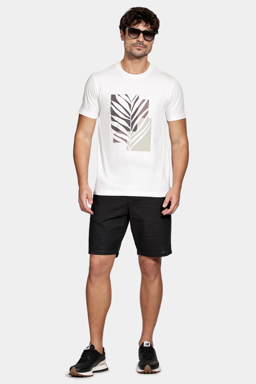Camiseta Manga Curta Estampa Folhagem Off White — foto 2 de 5