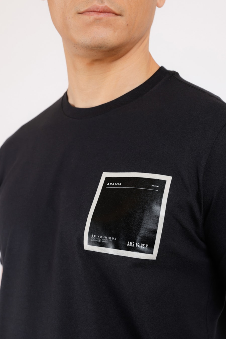 Camiseta Manga Curta Estampa Frontal Preto — foto 1 de 2