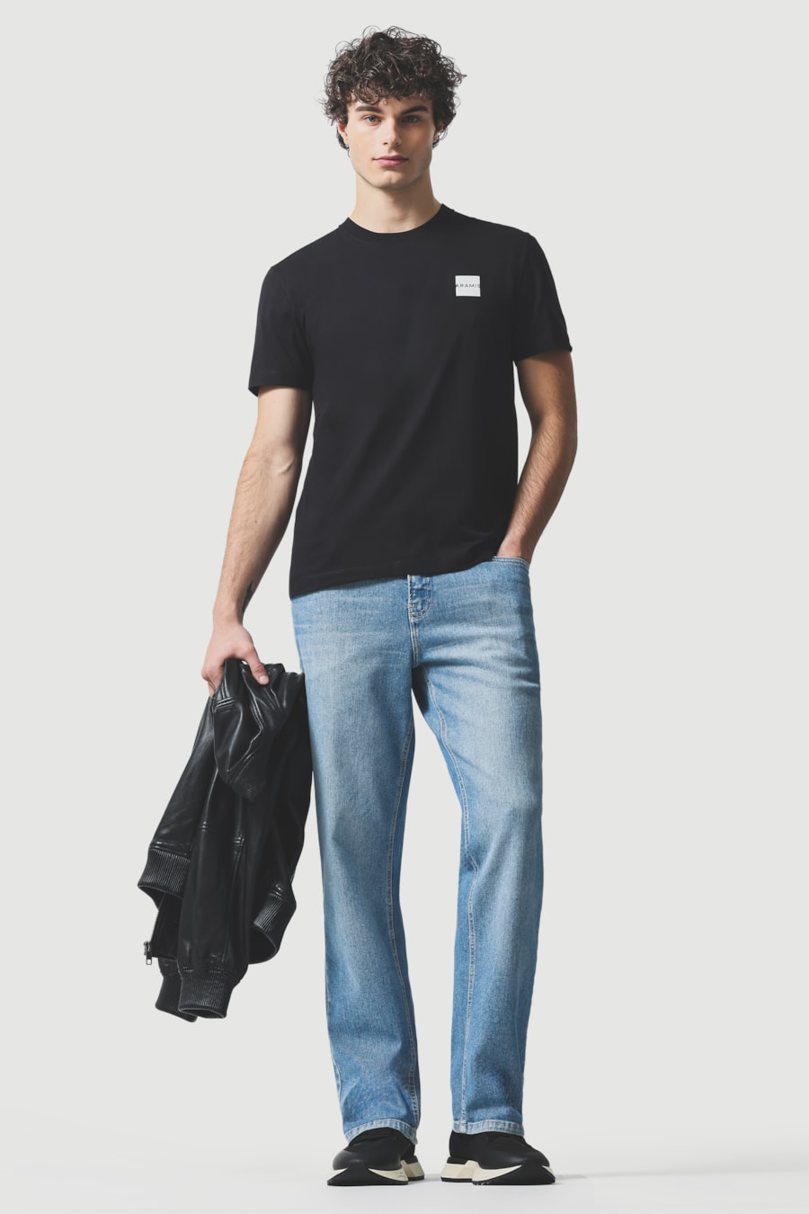 Camiseta Manga Curta Estampa Outline Preto — foto 2 de 7