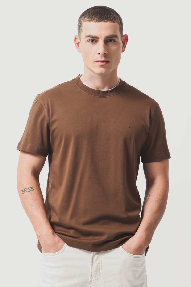 Camiseta Manga Curta Fio 60 Com Detalhe na Gola Cacau 118