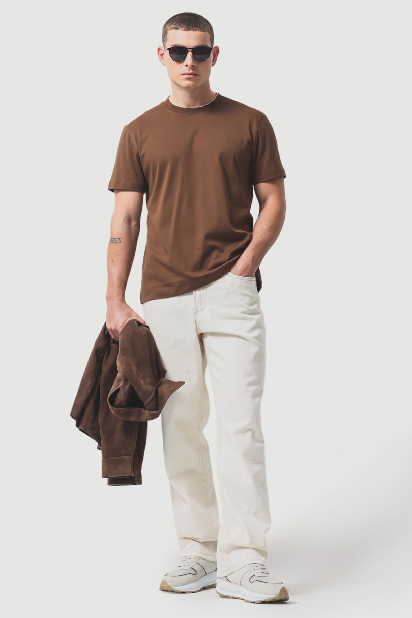Camiseta Manga Curta Fio 60 Com Detalhe na Gola Cacau 118