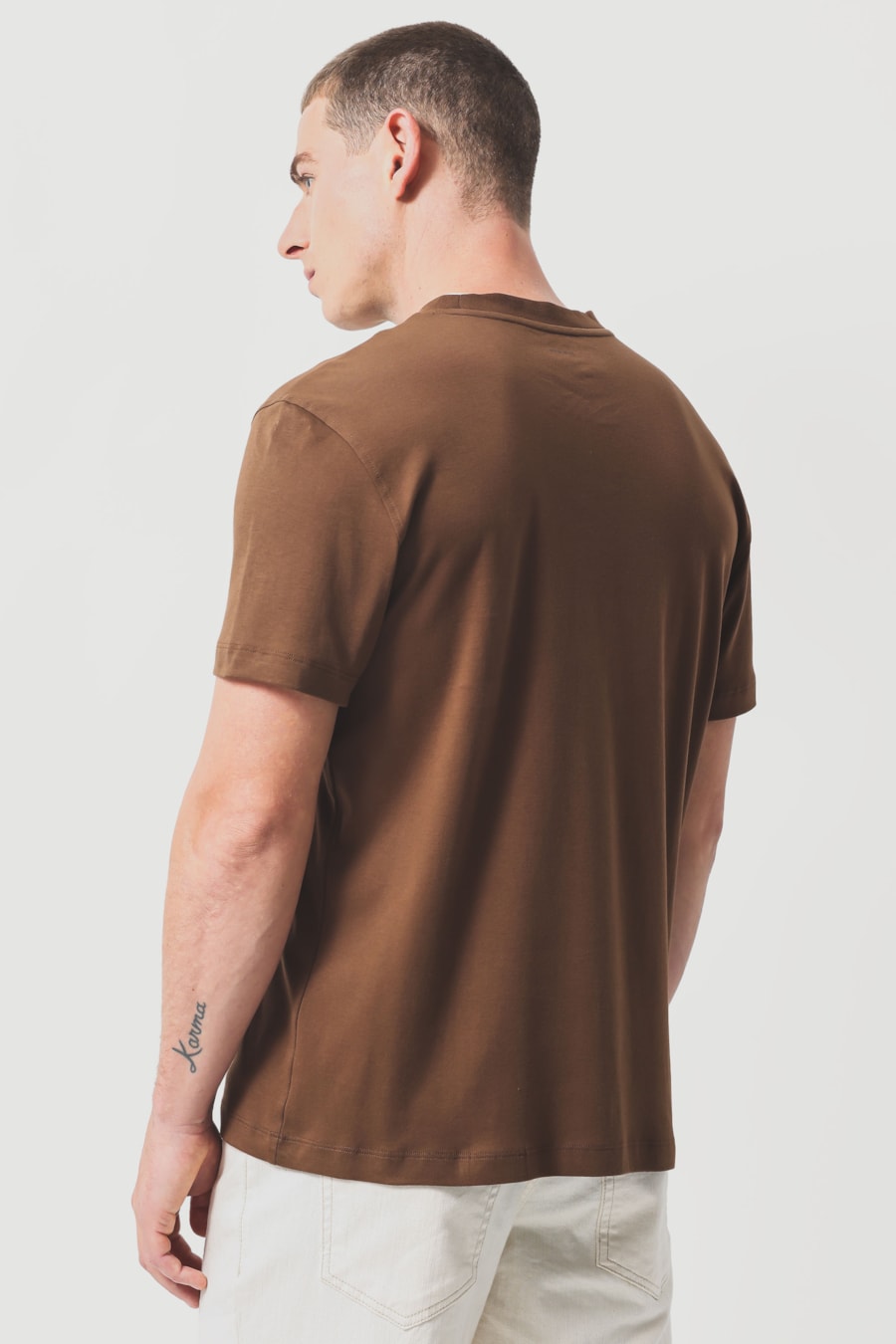 Camiseta Manga Curta Fio 60 Com Detalhe na Gola Cacau 118 — foto 4 de 5