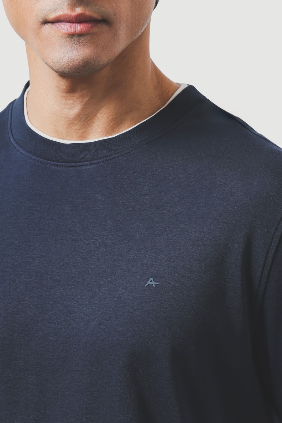 Camiseta Manga Curta Fio 60 Com Detalhe na Gola Marinho — foto 3 de 5
