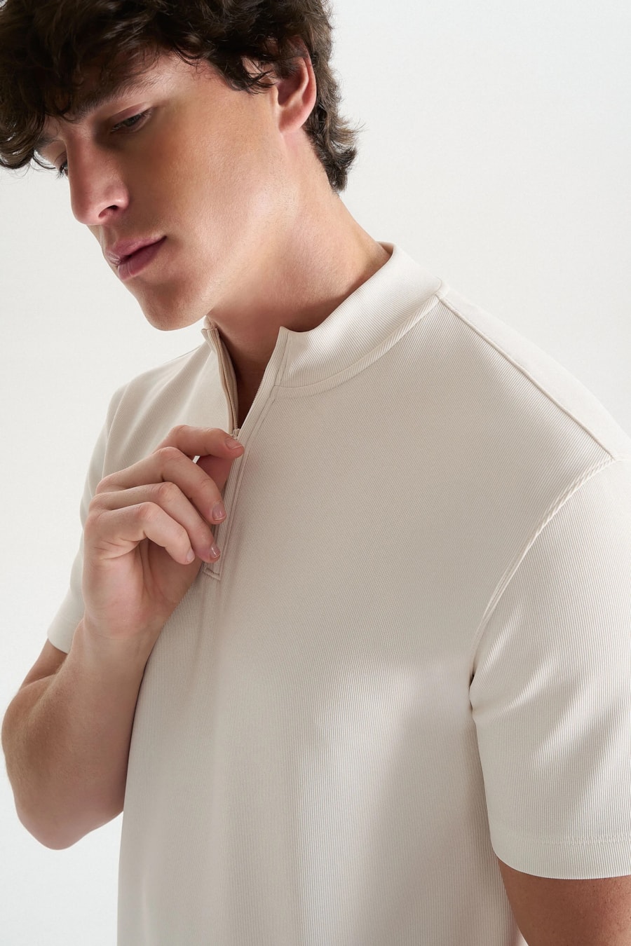 Camiseta Manga Curta Gola Alta Com Zíper Off White — foto 1 de 6