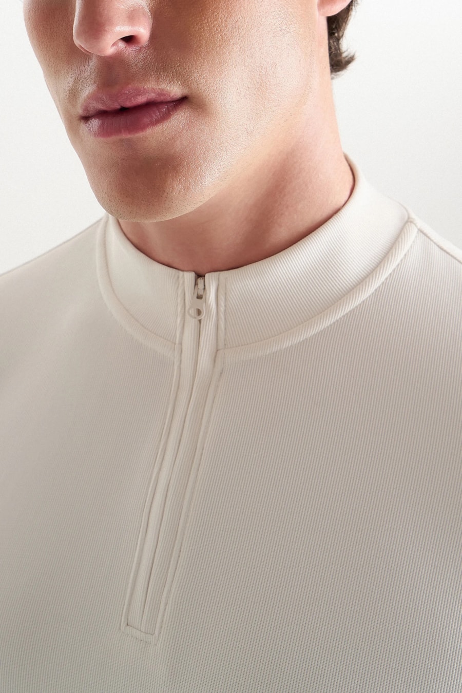 Camiseta Manga Curta Gola Alta Com Zíper Off White — foto 3 de 6
