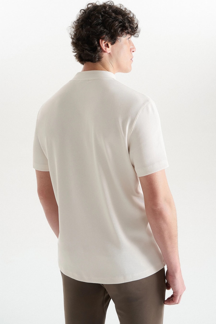 Camiseta Manga Curta Gola Alta Com Zíper Off White — foto 4 de 6