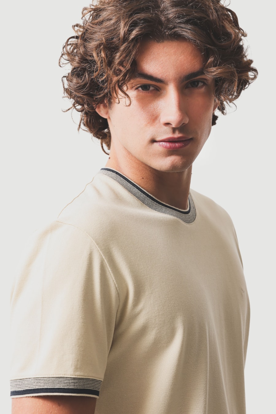 Camiseta Manga Curta Gola Com Frisos Amarelo Claro 118 — foto 3 de 5