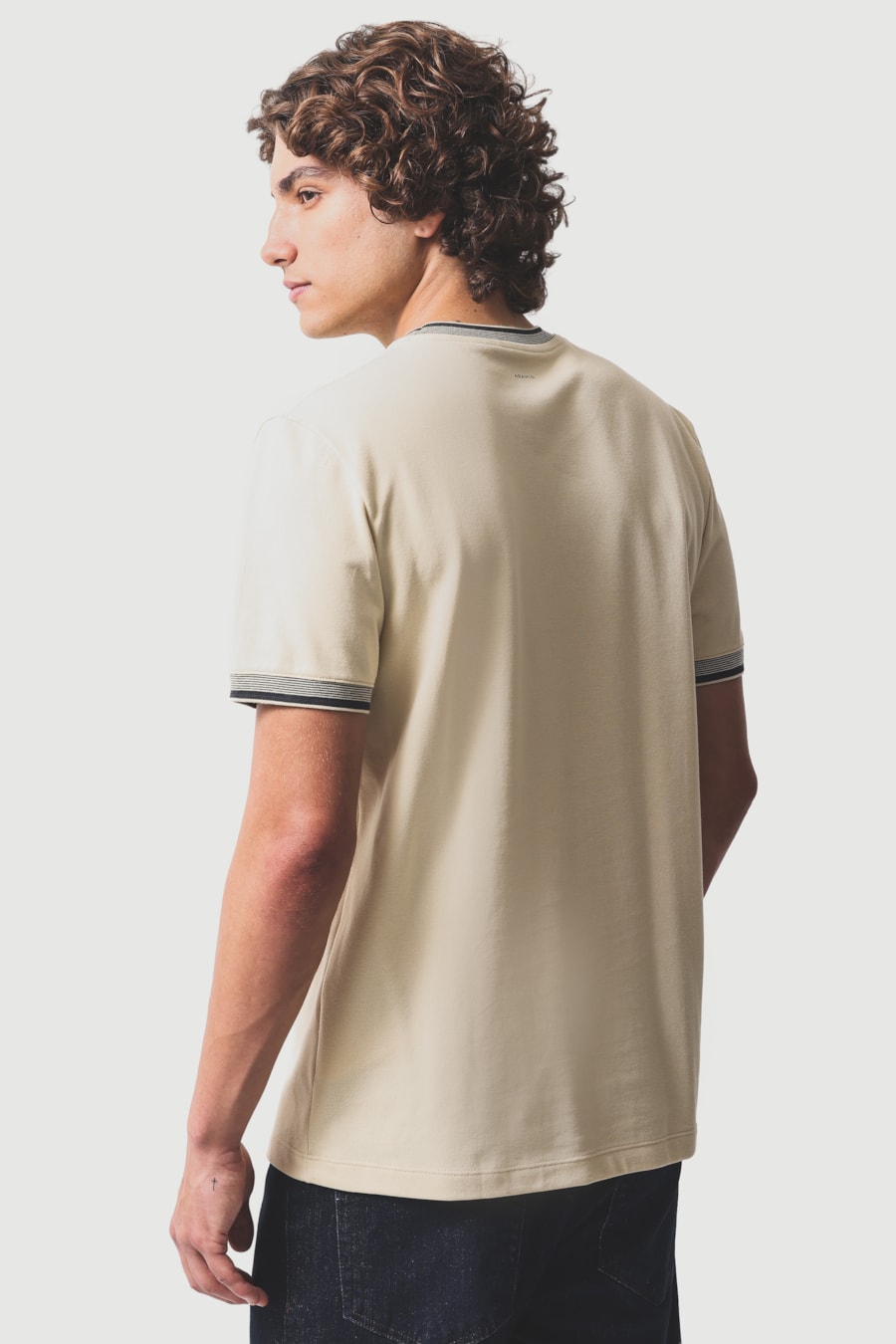 Camiseta Manga Curta Gola Com Frisos Amarelo Claro 118 — foto 4 de 5