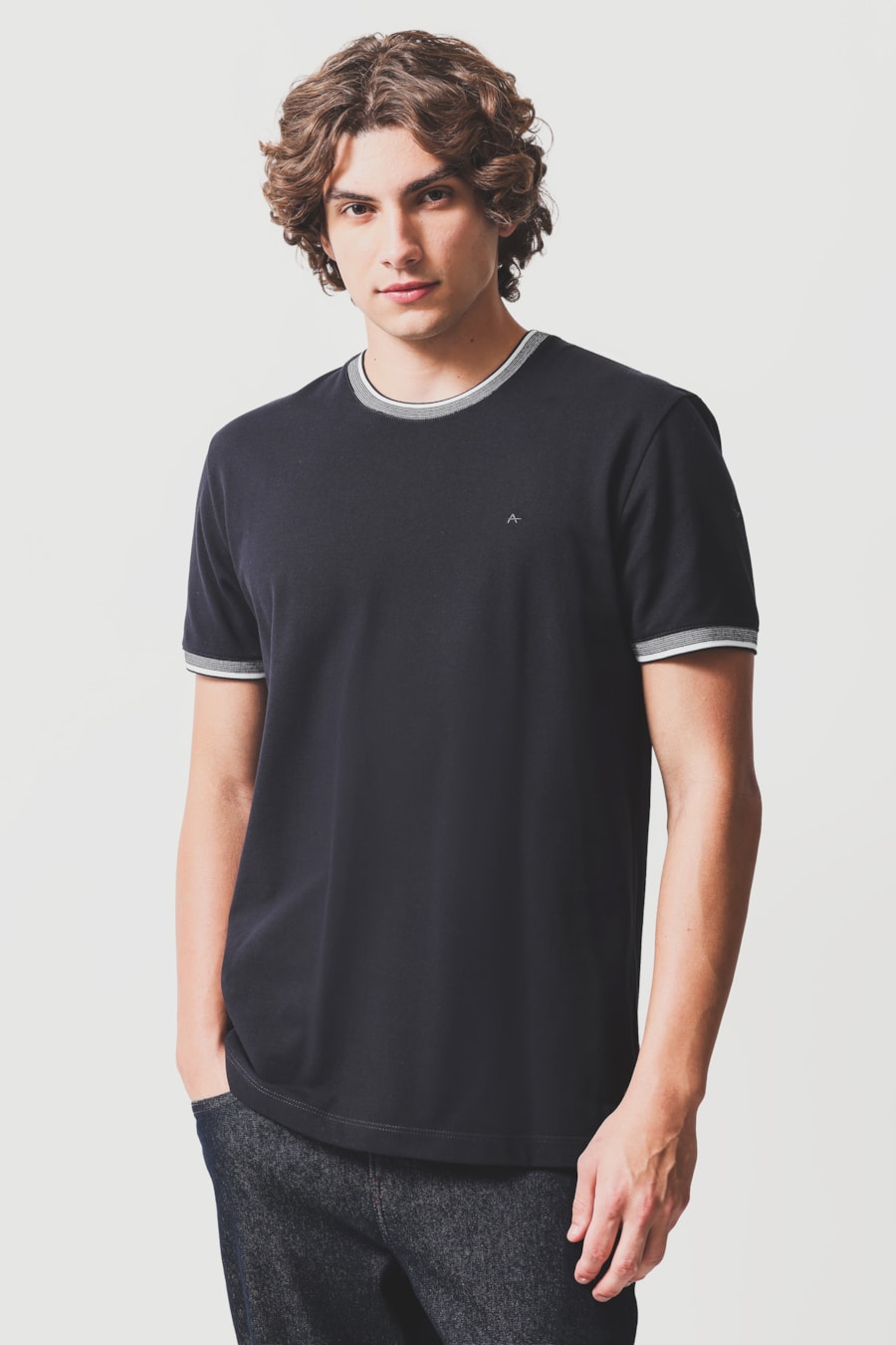 Camiseta Manga Curta Gola Com Frisos Marinho — foto 1 de 5