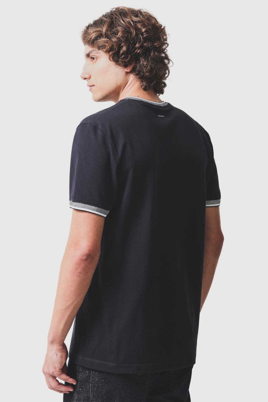 Camiseta Manga Curta Gola Com Frisos Marinho — foto 4 de 5