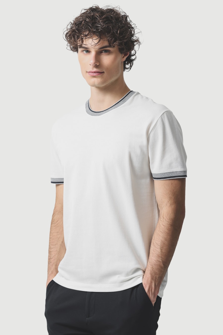 Camiseta Manga Curta Gola Com Frisos Off White — foto 1 de 5