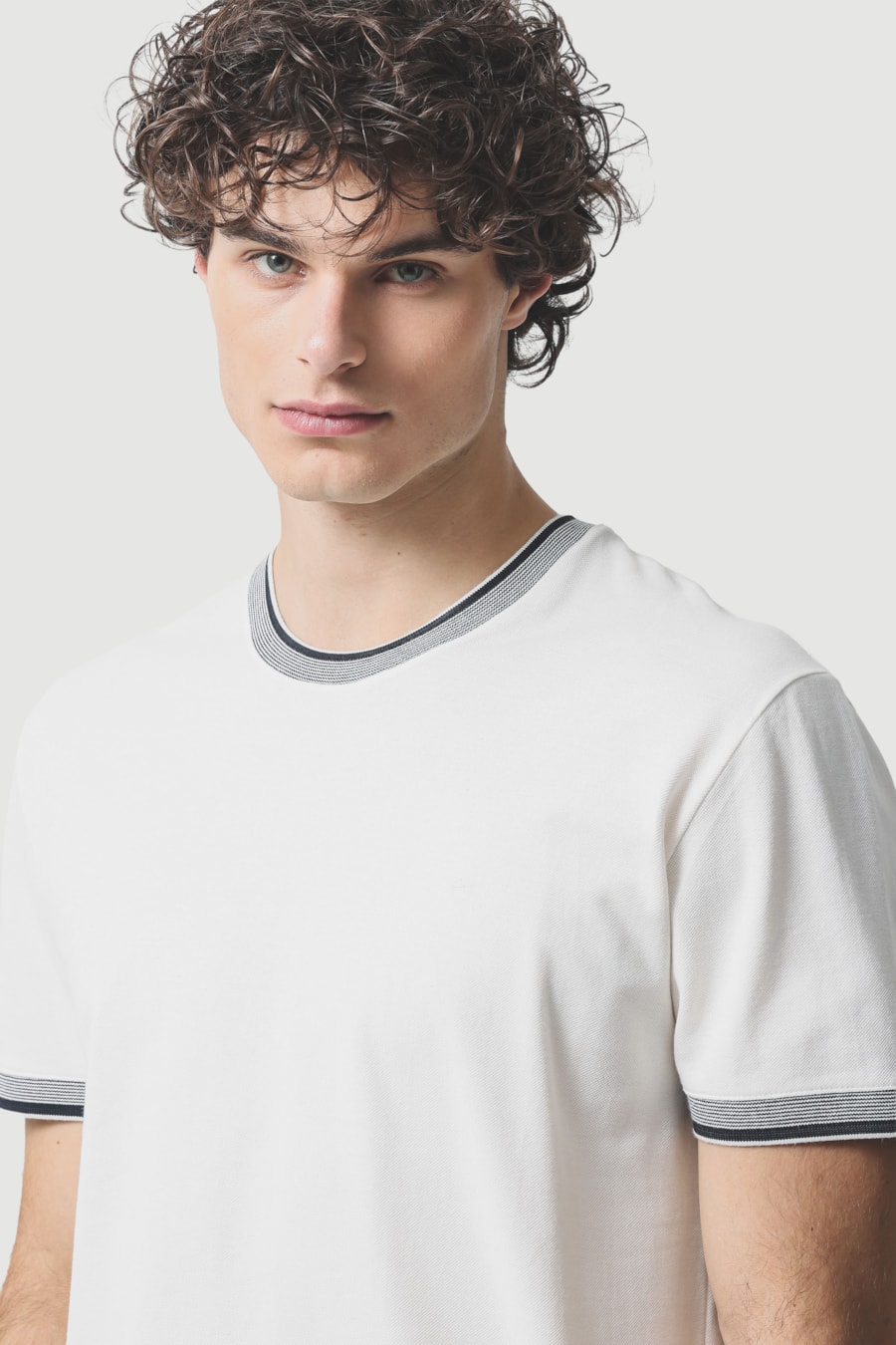 Camiseta Manga Curta Gola Com Frisos Off White — foto 3 de 5
