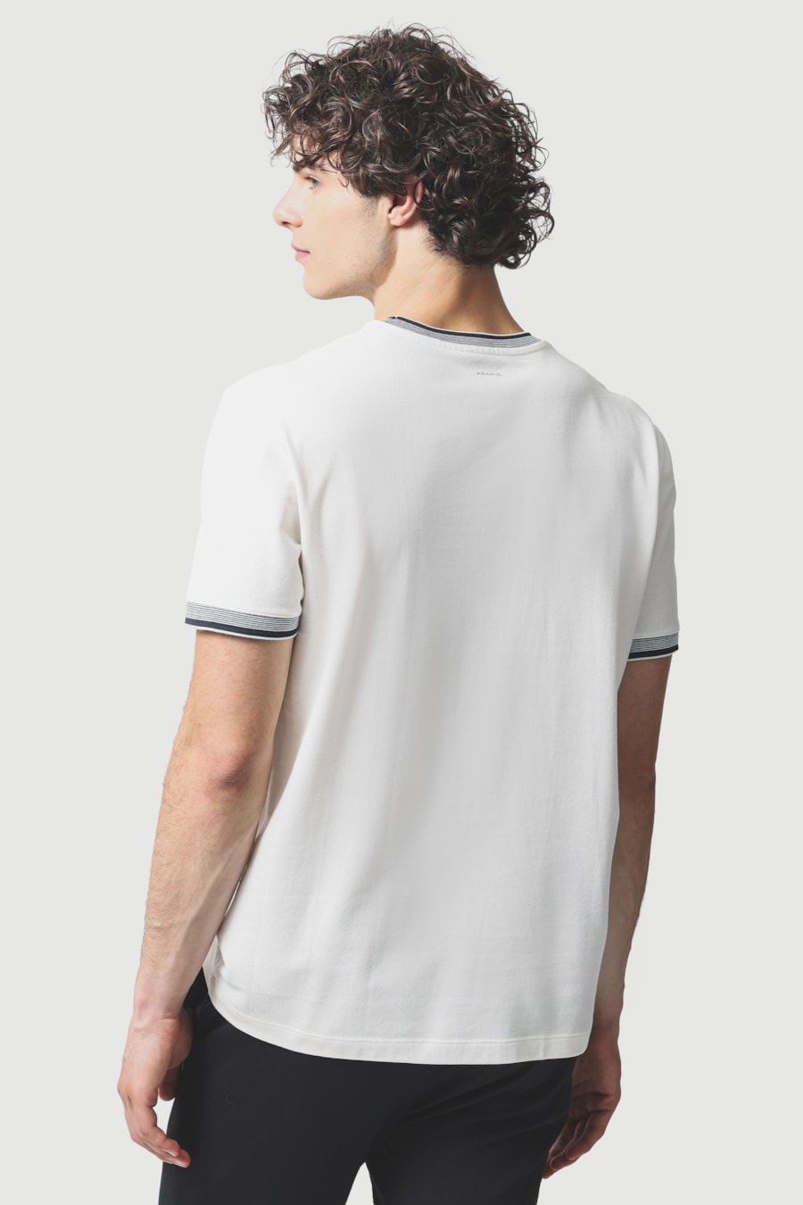 Camiseta Manga Curta Gola Com Frisos Off White — foto 4 de 5