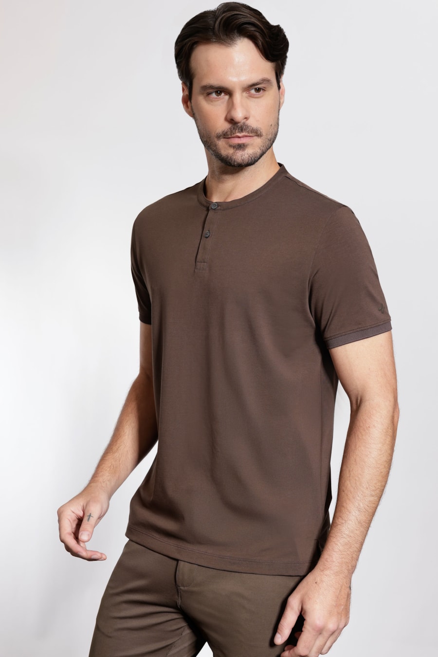 Camiseta Manga Curta Henley Pima Performing Chocolate — foto 1 de 5