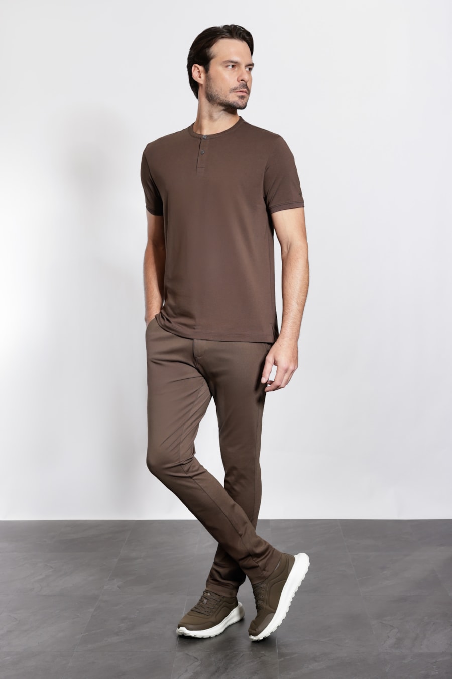 Camiseta Manga Curta Henley Pima Performing Chocolate — foto 2 de 5