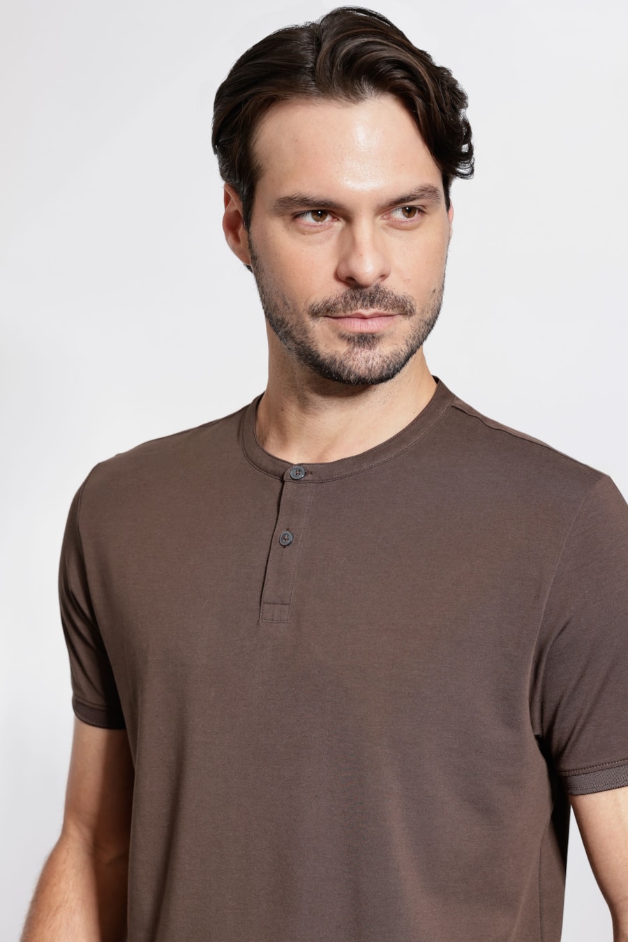 Camiseta Manga Curta Henley Pima Performing Chocolate — foto 3 de 5