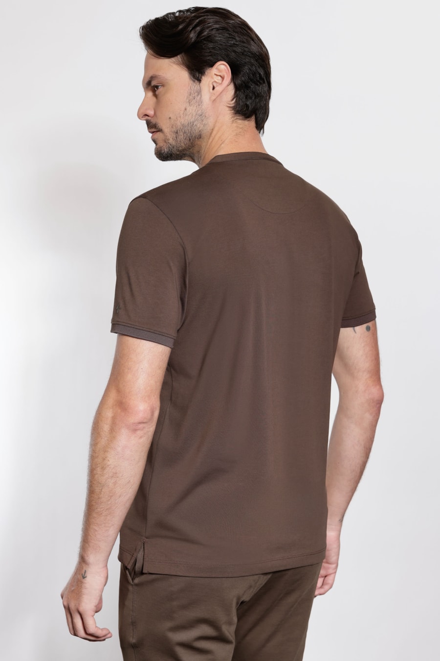 Camiseta Manga Curta Henley Pima Performing Chocolate — foto 4 de 5