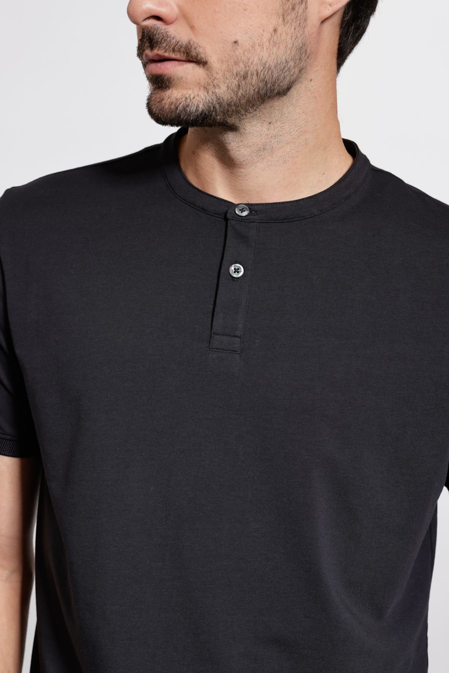 Camiseta Manga Curta Henley Pima Performing Preto — foto 3 de 6