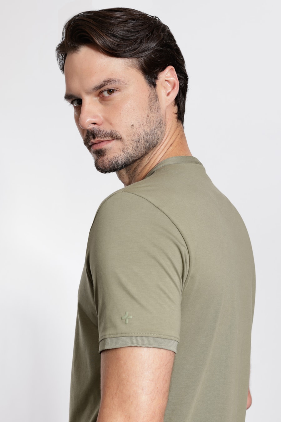 Camiseta Manga Curta Henley Pima Performing Verde — foto 4 de 6