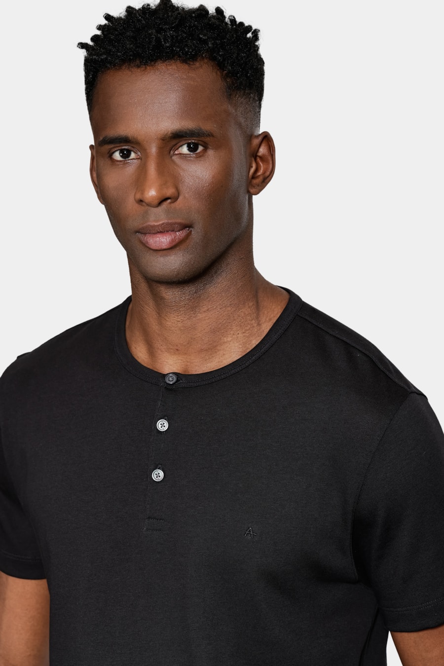 Camiseta Manga Curta Jersey Henley Preto — foto 3 de 5