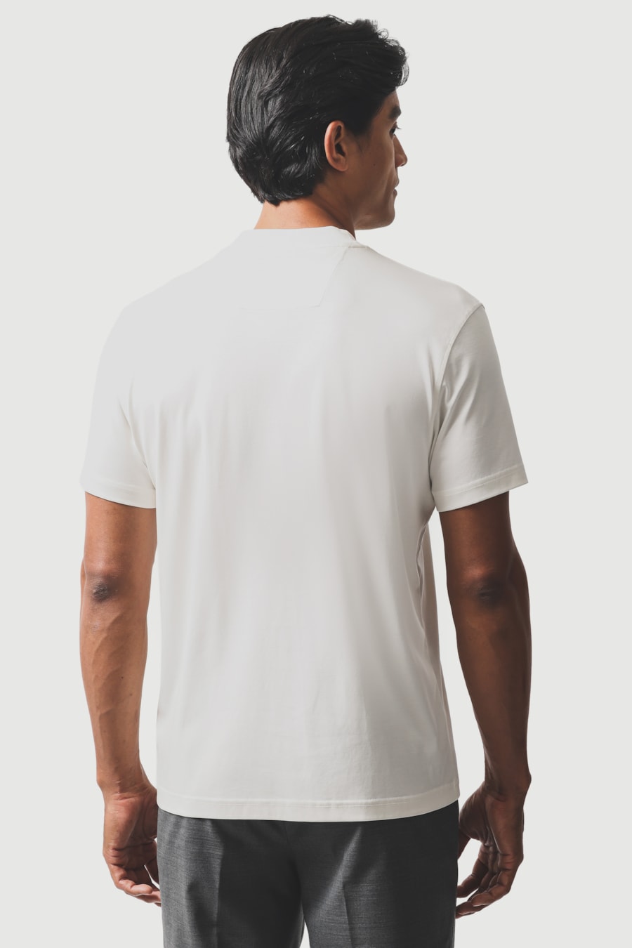 Camiseta Manga Curta Liquid Gola Anatômica Off White — foto 4 de 5