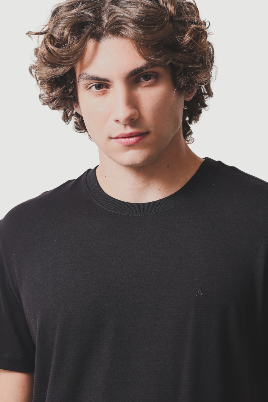 Camiseta Manga Curta Listrada em Modal Preto — foto 3 de 5